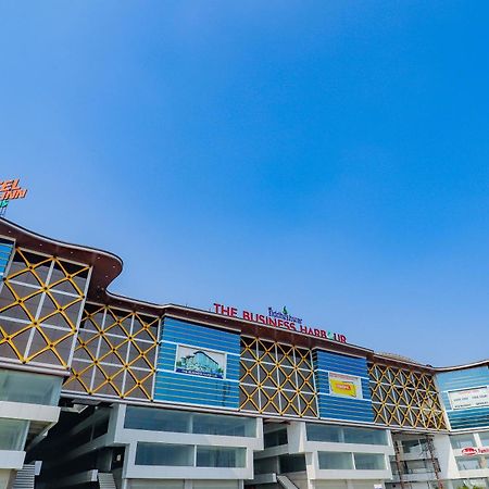 Oyo Hotel Fountain Сурат Екстериор снимка