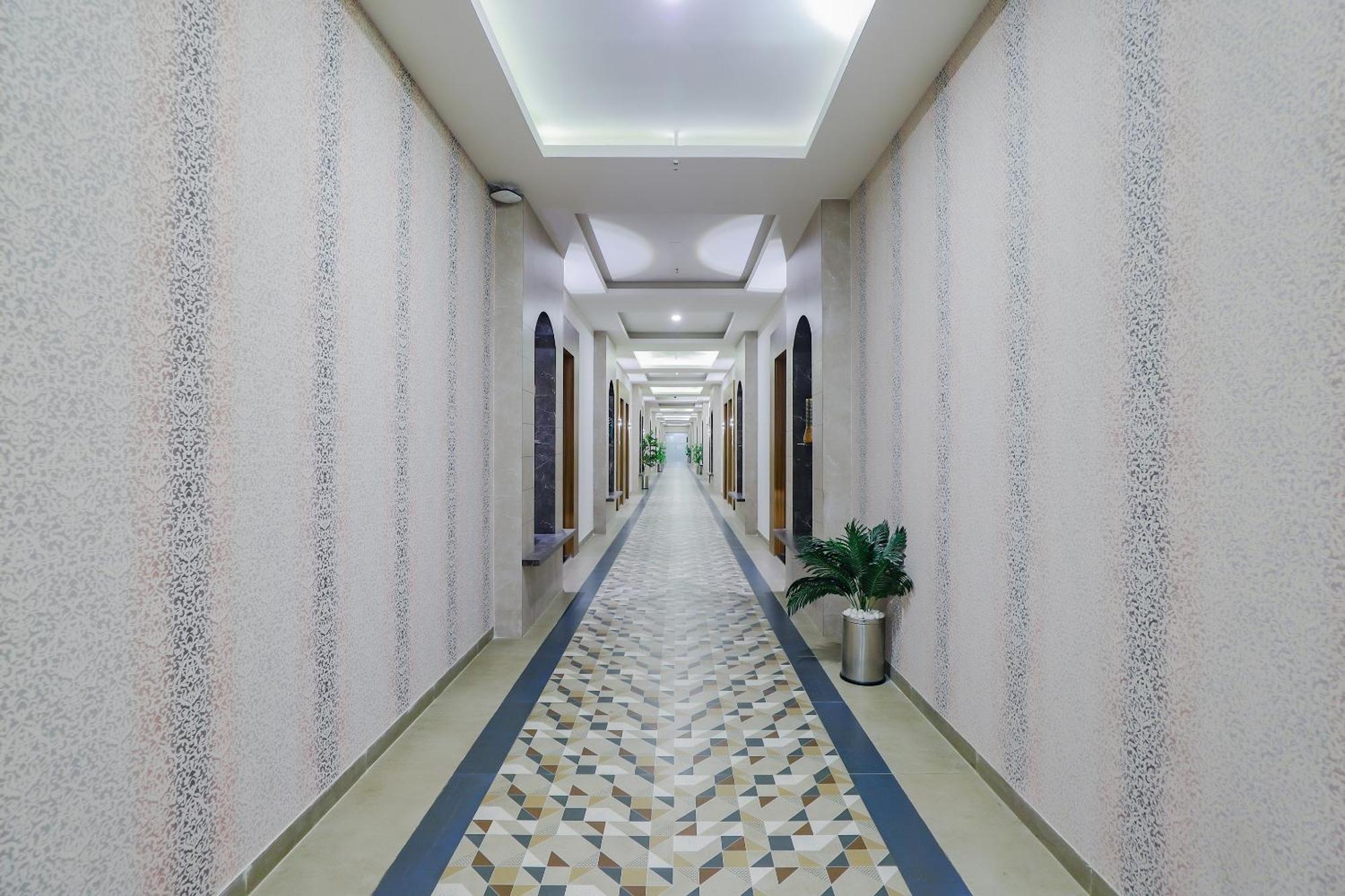 Oyo Hotel Fountain Сурат Екстериор снимка