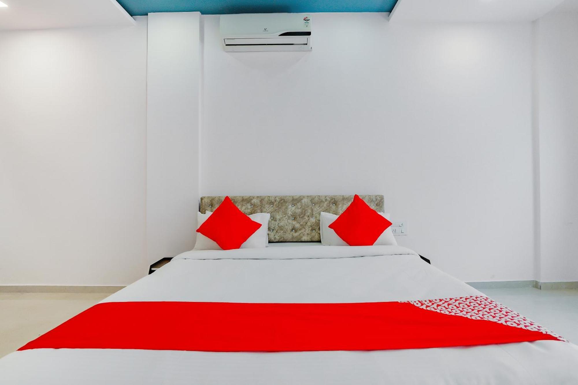 Oyo Hotel Fountain Сурат Екстериор снимка