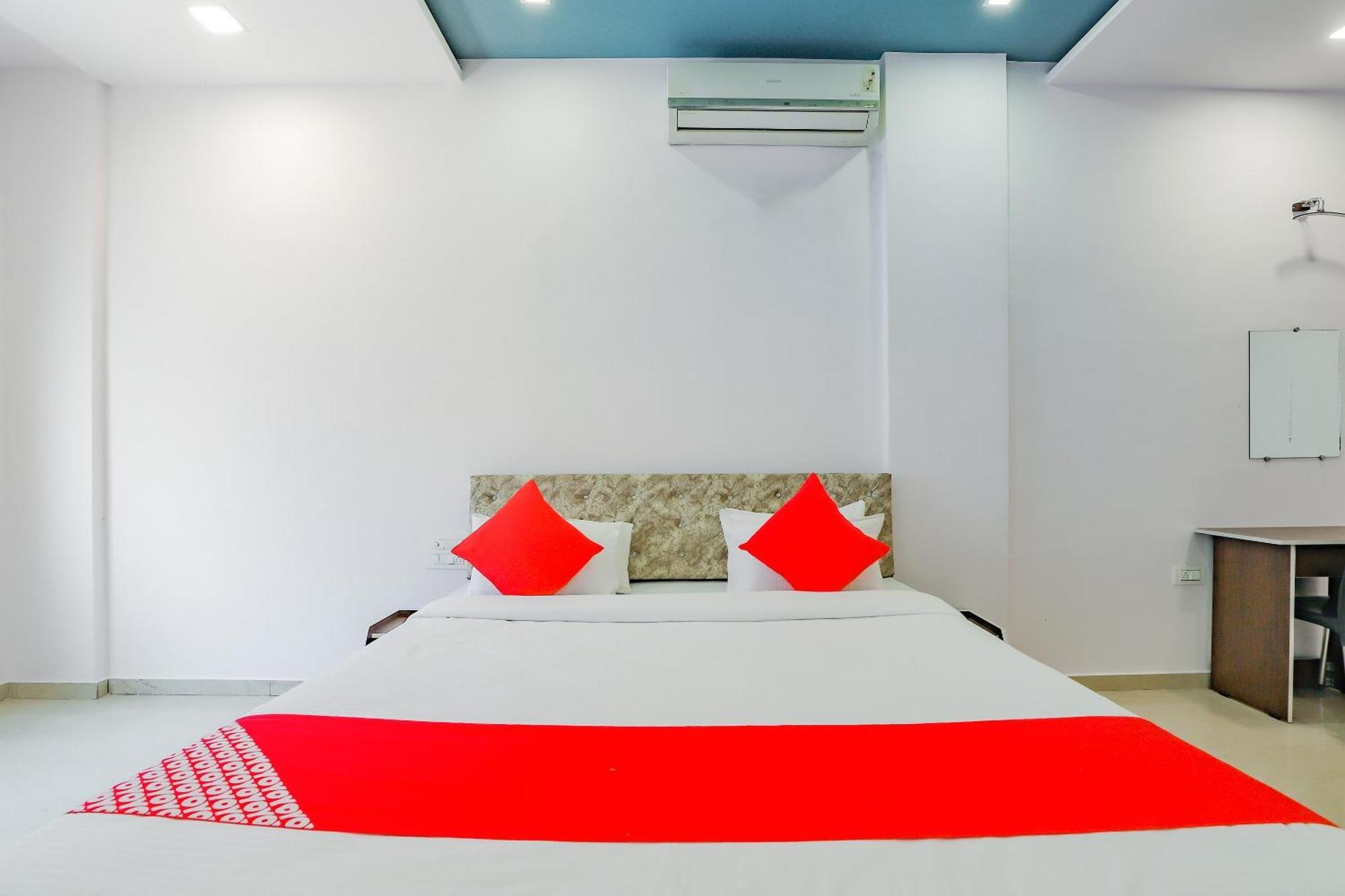 Oyo Hotel Fountain Сурат Екстериор снимка