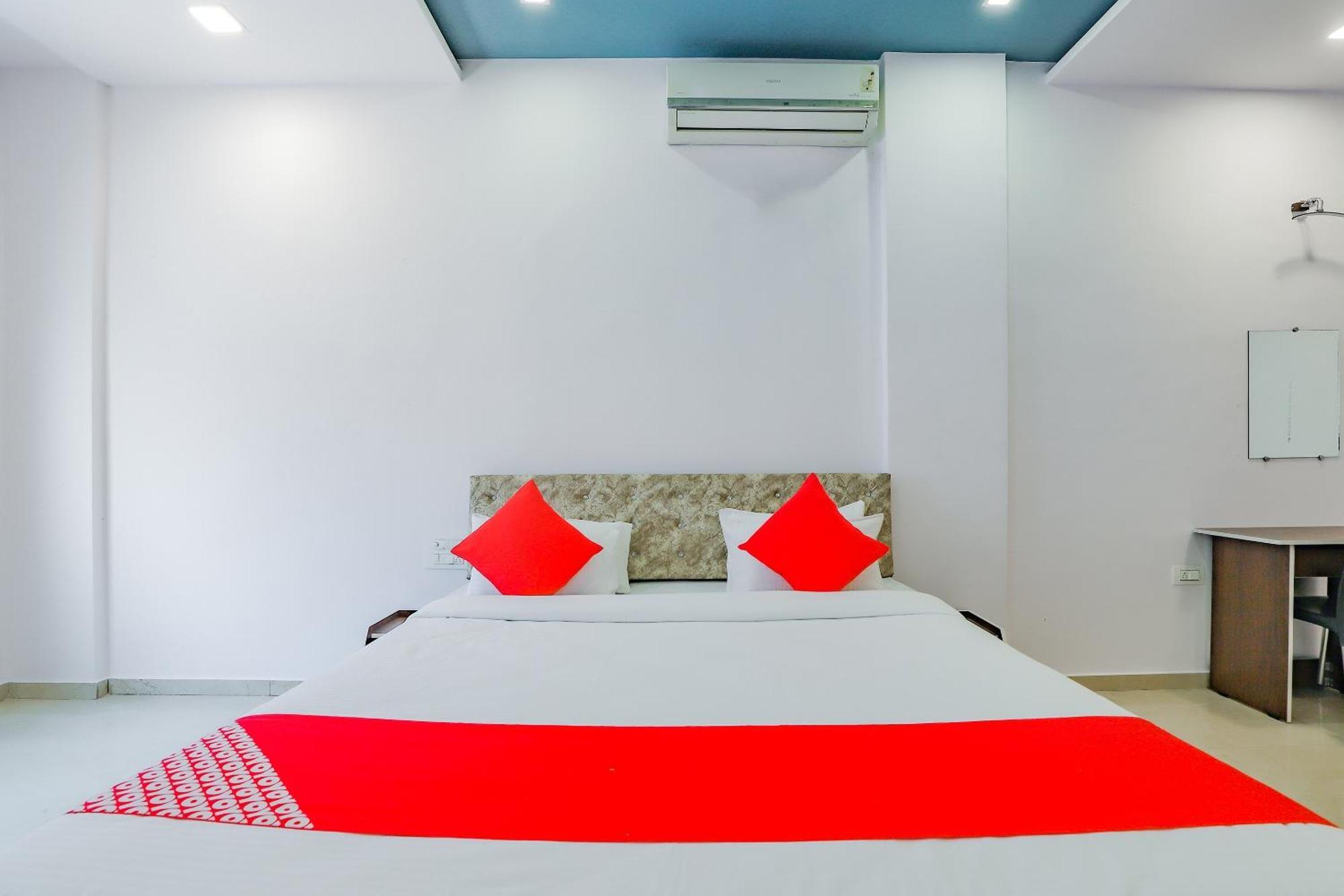 Oyo Hotel Fountain Сурат Екстериор снимка