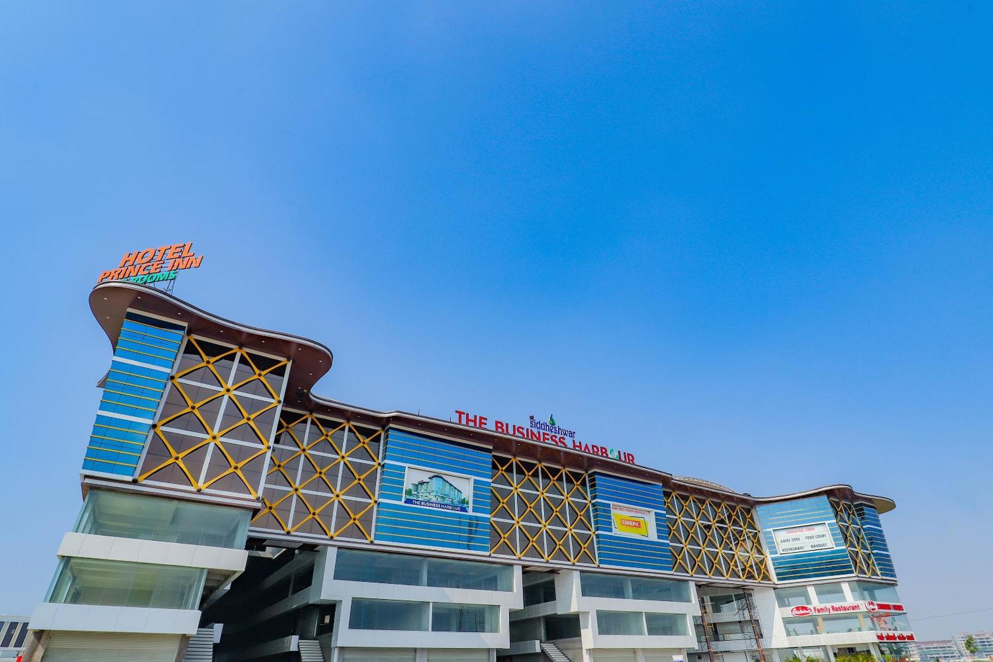 Oyo Hotel Fountain Сурат Екстериор снимка